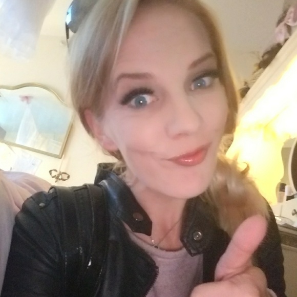 Meet your Posher, Stephanie - Picture 3 of 4